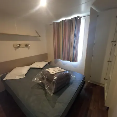 Joli Mobil-home Spacieux, Climatise, 3 Кемпінг