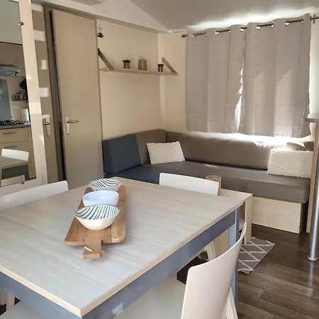Joli Mobil-home Spacieux, Climatise, 3 Кемпінг